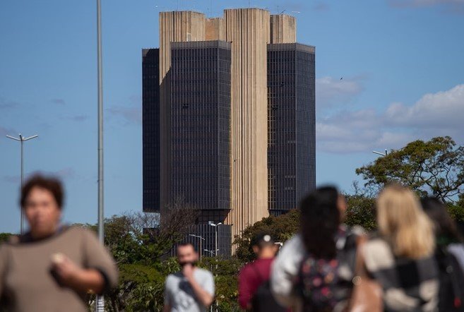 Em ata, Copom mantém previsão de nova alta dos juros, e Selic pode chegar a 14,25% em março