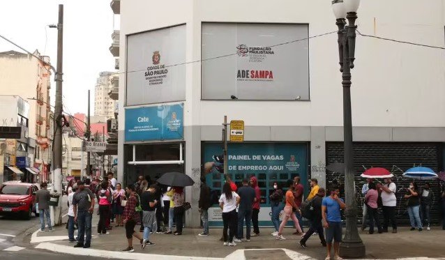 Taxa de desemprego sobe para 6,5% no trimestre encerrado em janeiro de 2025, diz IBGE