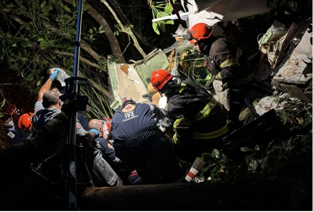 Avião de pequeno porte cai no litoral de SP e deixa pelo menos 1 morto
