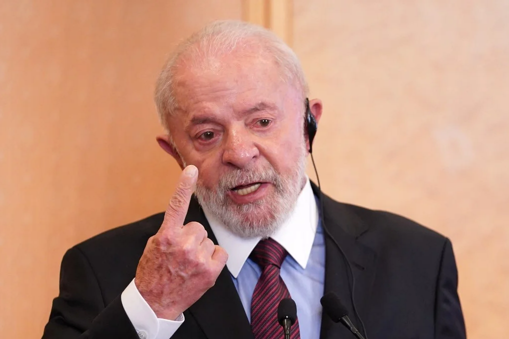 “Ao invés de chorar, caia na realidade”, diz Lula sobre Bolsonaro réu