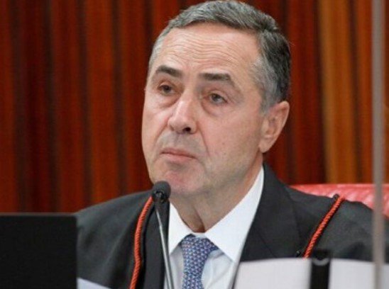 ‘Brasileiros vão de indignação a pena’, diz Barroso sobre mulher que pichou estátua do STF no 8/1