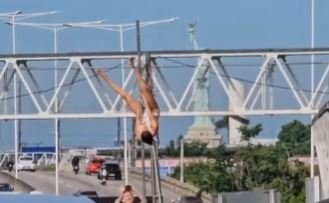 Mulheres seminuas fazem dança sensual na marginal da BR-101 em Natal