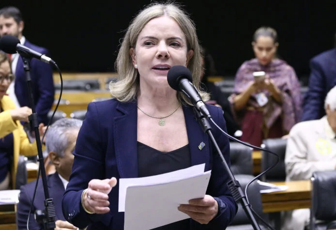 Gleisi e Nikolas trocam farpas sobre investigação no INSS
