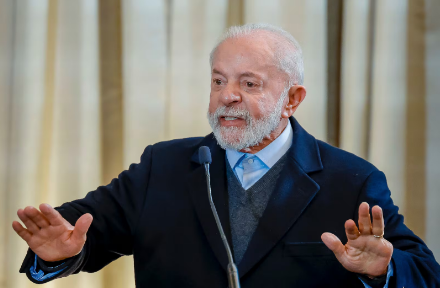 Lula volta ao Brasil com missão de estancar crise provocada pela fraude no INSS