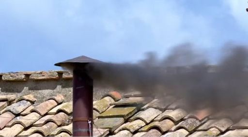 Conclave: Terceira votação termina com fumaça preta e mantém expectativa pelo novo papa