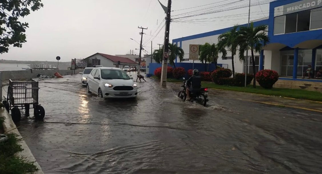 Natal amanheceu com 6 pontos de alagamento e árvore caída na Prudente de Morais