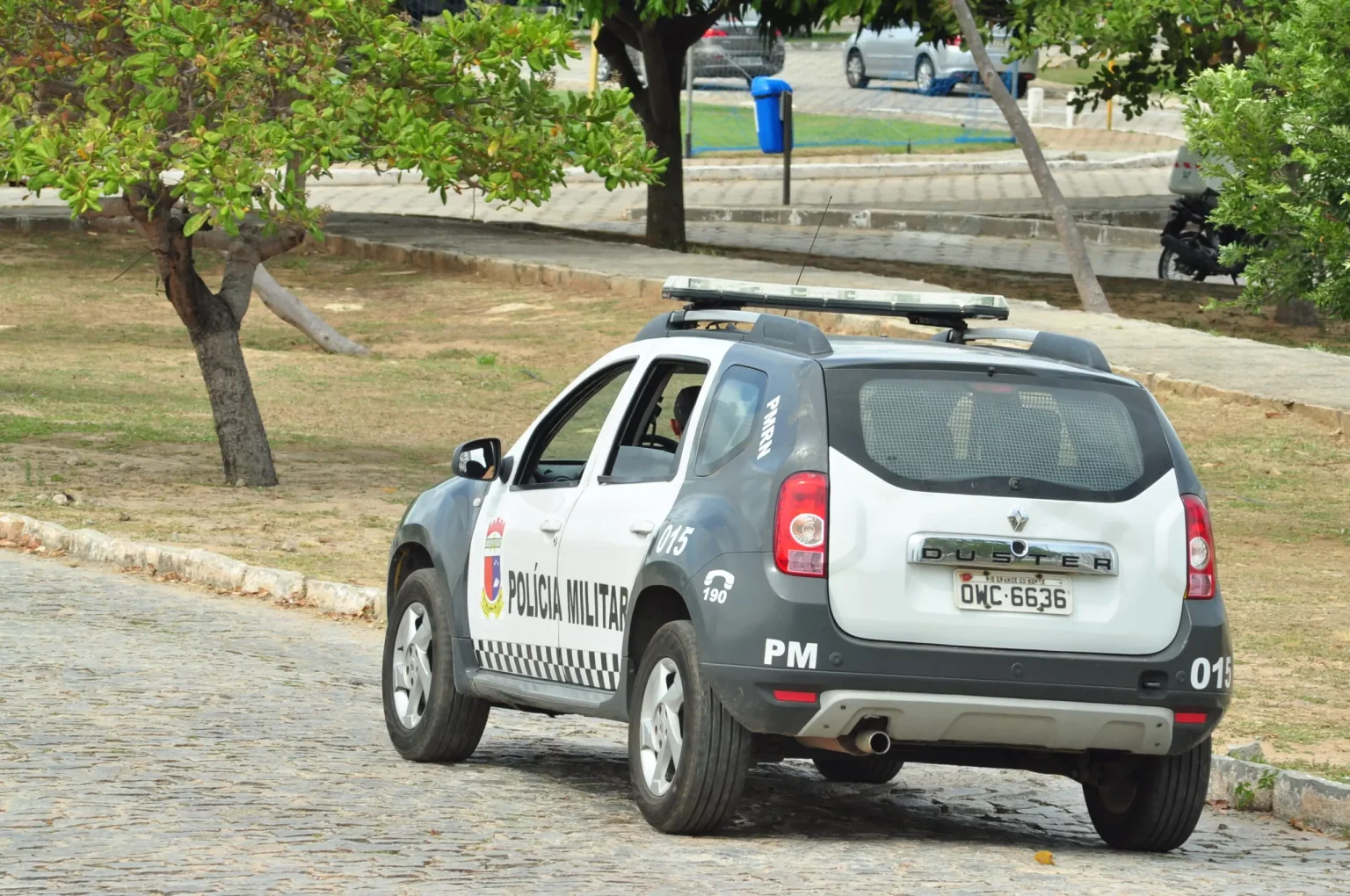 Advogado em ‘surto’ atira no meio da rua na zona Sul de Natal e atinge carro de inocente