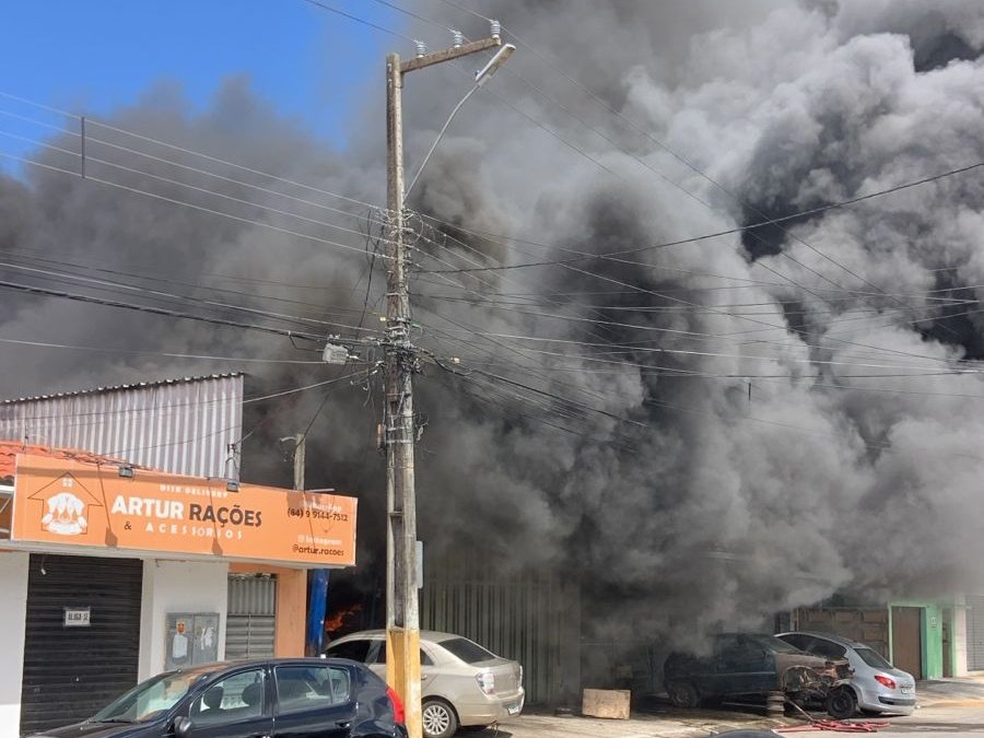 UM INCÊNDIO DE GRANDES PROPORÇÕES EM ROSA DOS VENTOS, PARNAMIRIM