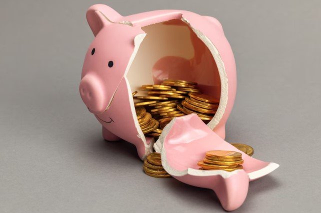 Brasileiros retiram R$ 6,4 bilhões da Poupança em abril; maior retirada líquida de recursos desde 2022