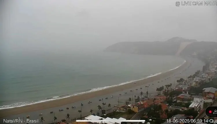 Chuva causa alagamento na faixa de areia da engorda de Ponta Negra nesta quarta (18)
