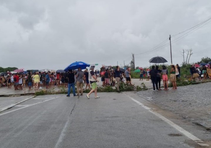 Após 3 horas de protesto, indígenas liberam ligação entre RN e Paraíba pela BR-101