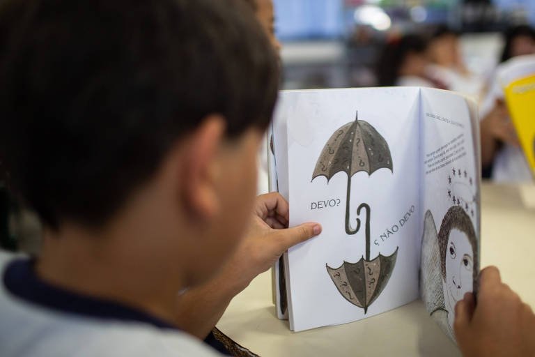 Governo Lula não garante dinheiro para comprar livros didáticos previstos para 2025