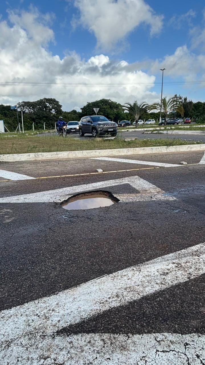 Buraco causa prejuízos e risco de acidentes em rotatória movimentada da cidade