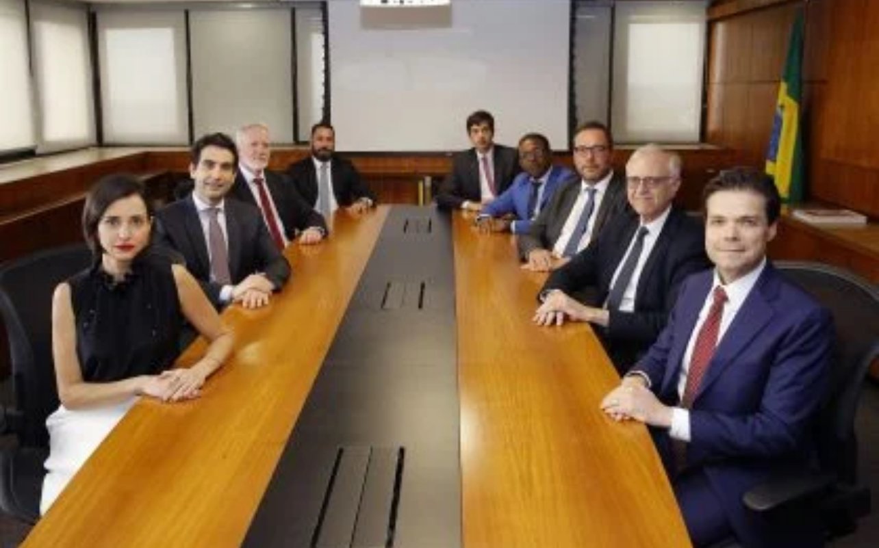 Copom eleva Selic a 15%, a 2ª maior taxa real de juros no mundo