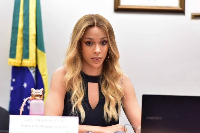 Subprocurador aciona TCU sobre maquiadores no gabinete de Erika Hilton