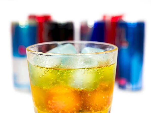 Consumo excessivo de energéticos leva jovens à internação no Brasil
