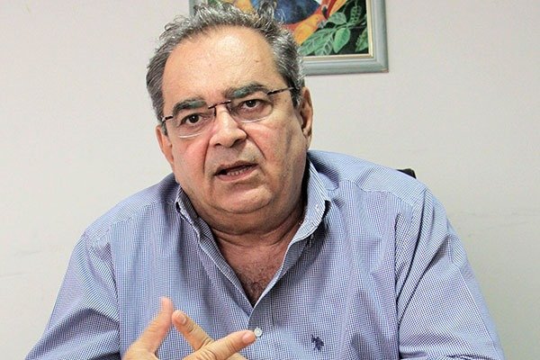 Álvaro envia nota e afirma que é candidato a governador de todo jeito