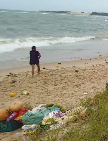 Contêiner de navio que naufragou no litoral potiguar encalha na praia de Barra do Rio, em Extremoz, e população recolhe carga de alimentos