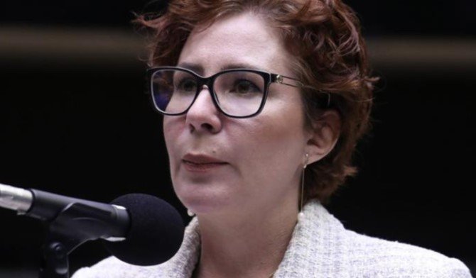 Interpol inclui Carla Zambelli na lista de foragidos internacionais após pedido de Moraes