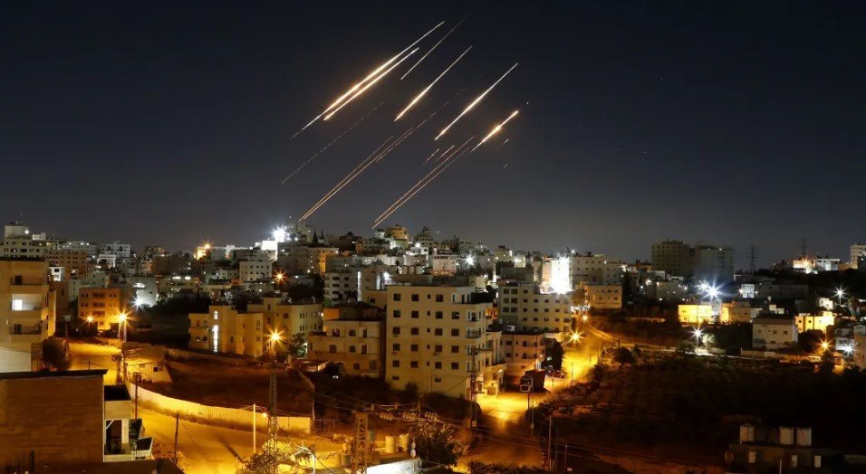 Irã diz que disparou novos mísseis balísticos contra Israel nesta quarta-feira (18)