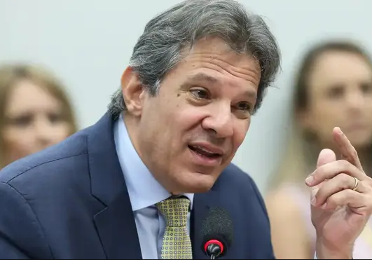 Haddad manda cortar gastos, mas mantém suas passagens aéreas em classe executiva