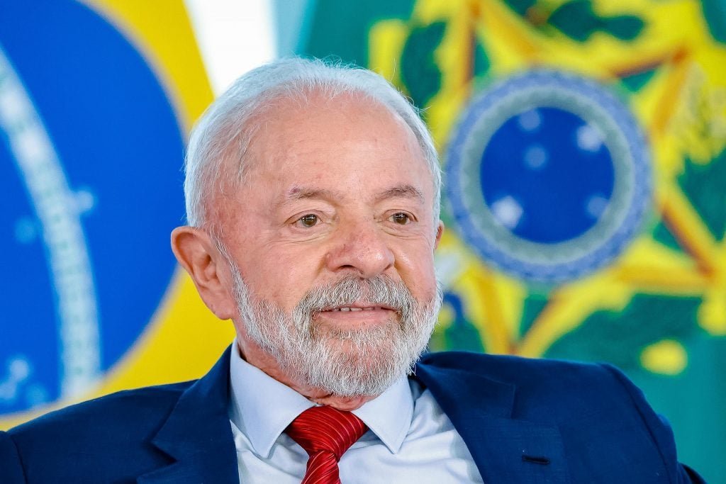 Brasil encara impasse em tarifaço, enquanto países avançam em acordos