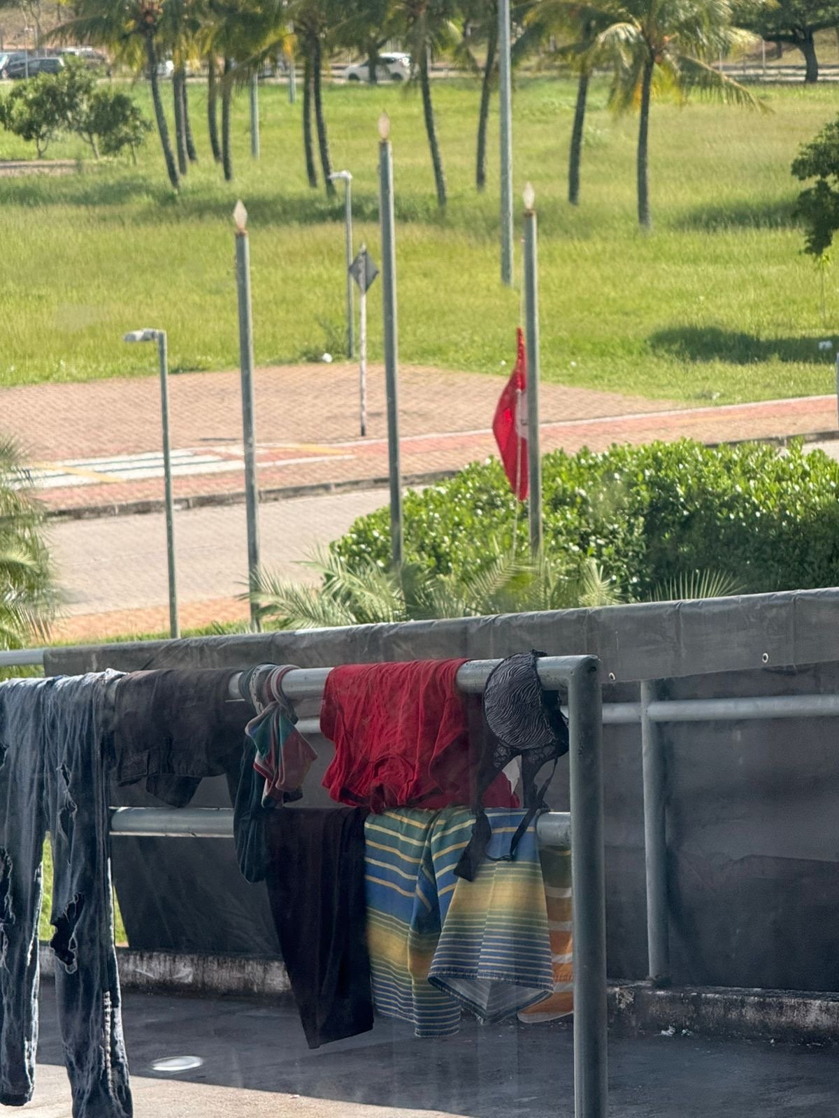 FALTA MAIS NADA: Corrimão da subida da rampa da Governadoria virou varal de roupa para o MST