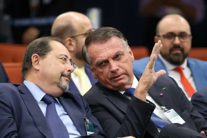 Defesa de Bolsonaro quer que PGR se manifeste sobre suposta conta de Cid