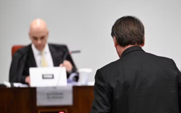 Moraes diz que Bolsonaro cometeu ‘irregularidade isolada’ e nega converter cautelares em prisão