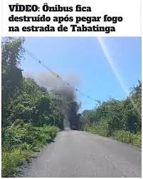  Ônibus fica destruído após pegar fogo na estrada de Tabatinga