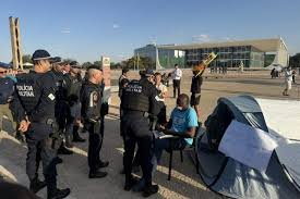  Moraes determina retirada de acampamento na frente do STF e proíbe acampar na Praça dos Três Poderes e em frente a quartéis das Forças Armadas