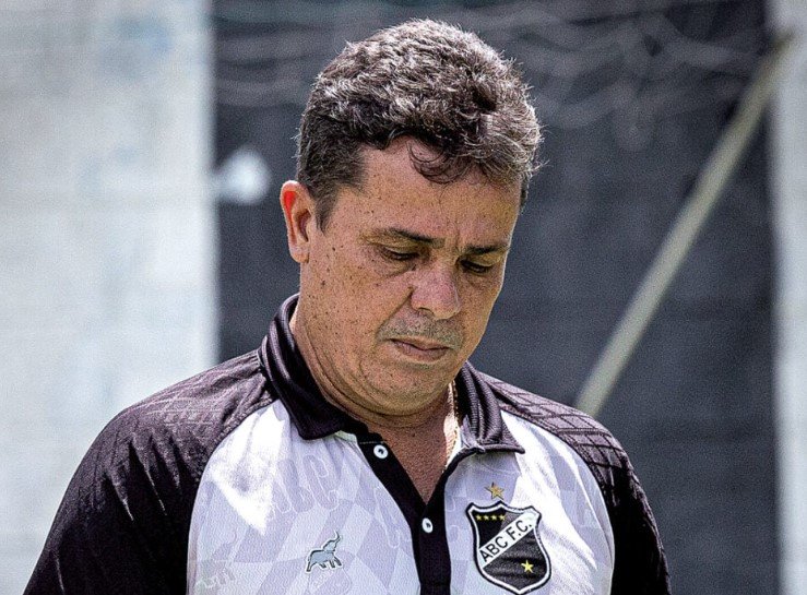 Evaristo Piza não é mais técnico do ABC