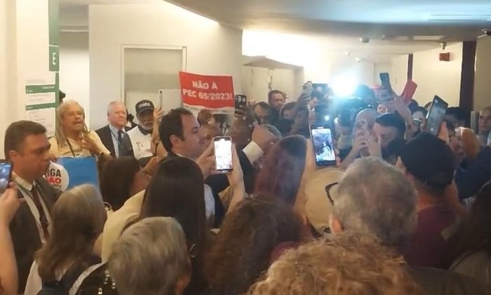 CONFUSÃO: Manifestantes tentam invadir gabinete de Hugo Motta na Câmara