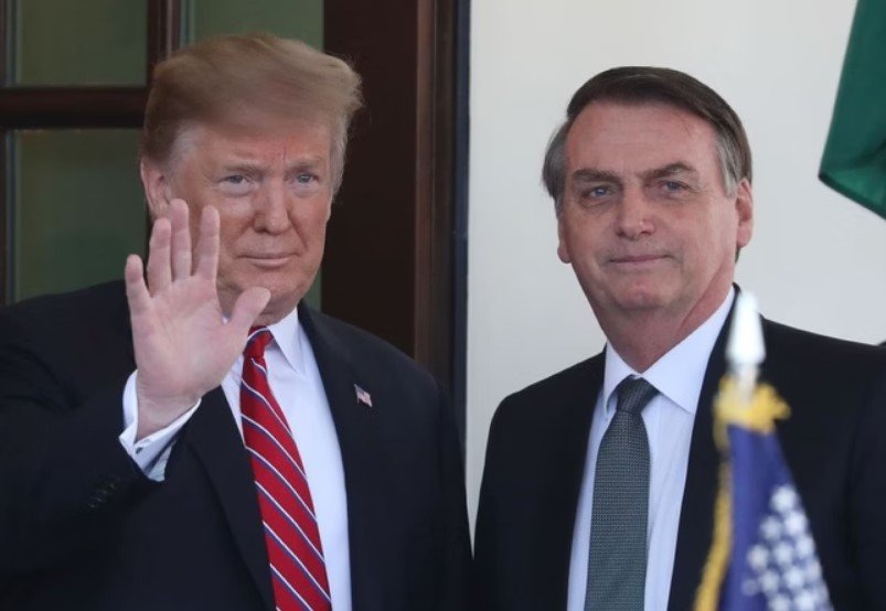 Bolsonaro afirma que pode negociar com Donald Trump para conter tarifa contra produtos brasileiros