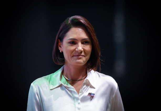 Michelle fala em ‘humilhação’ após Moraes mandar polícia monitorar sua casa