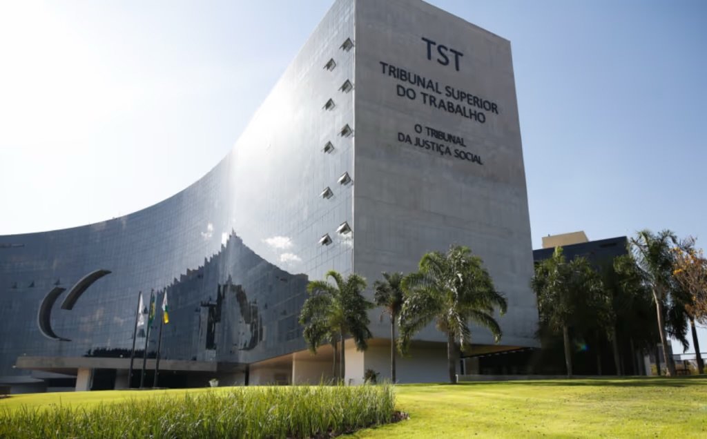 Novo e MP pedem suspensão de sala VIP em aeroporto para ministros do TST