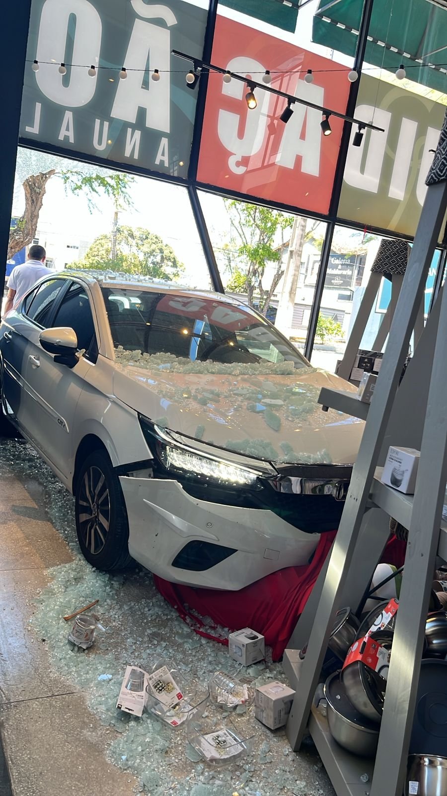 Motorista perde o controle e invade imóvel na Hermes da Fonseca