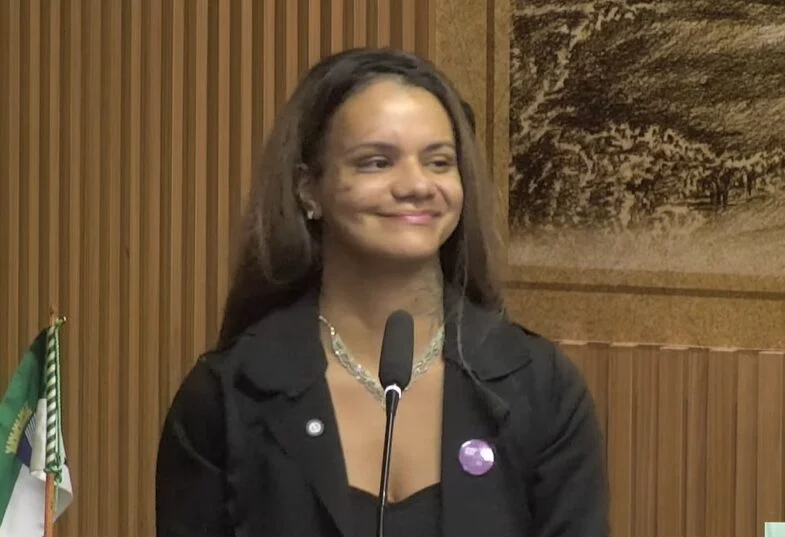 “Se eu me levantei daquele elevador, outras mulheres também são capazes”, diz Juliana Soares em homenagem na Câmara de Natal