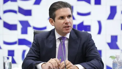 Hugo Motta convoca oposição para definir texto da anistia