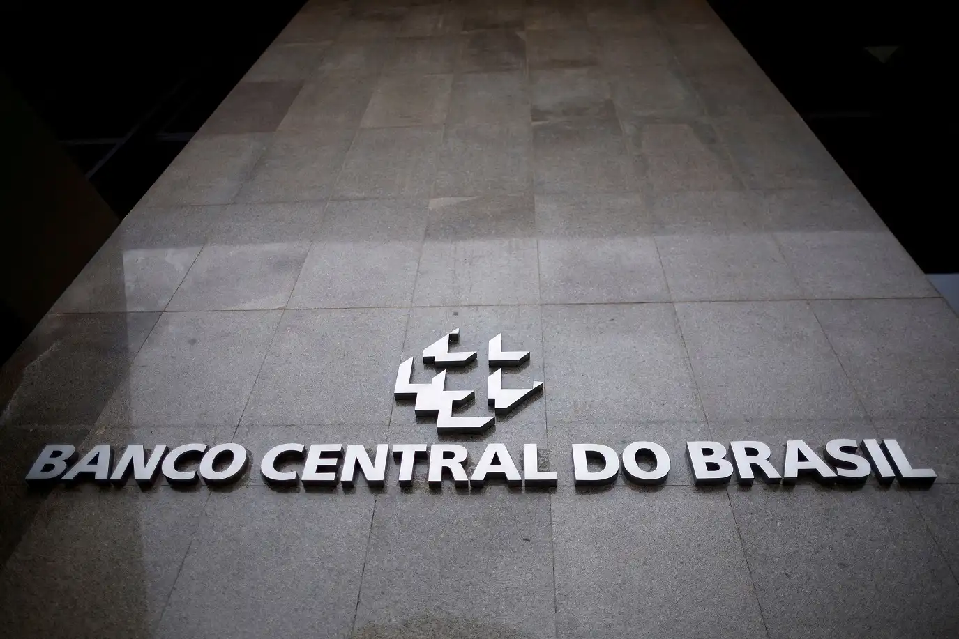 Selic em 15% mantém Brasil com segundo maior juro real do mundo, a 9,51%