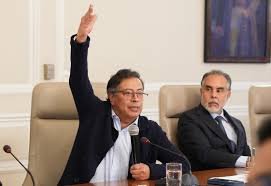  Presidente da Colômbia defende legalização da cocaína em discurso polêmico durante evento do governo Lula