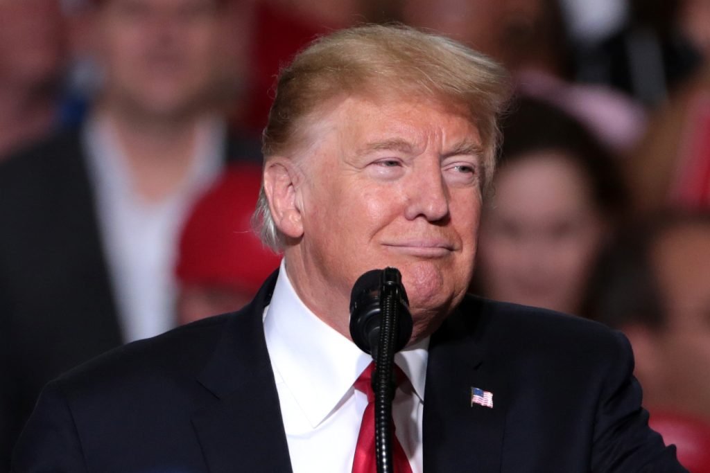 Guerra comercial turbinada: Trump anuncia 100% de tarifa à China e apavora mercado global