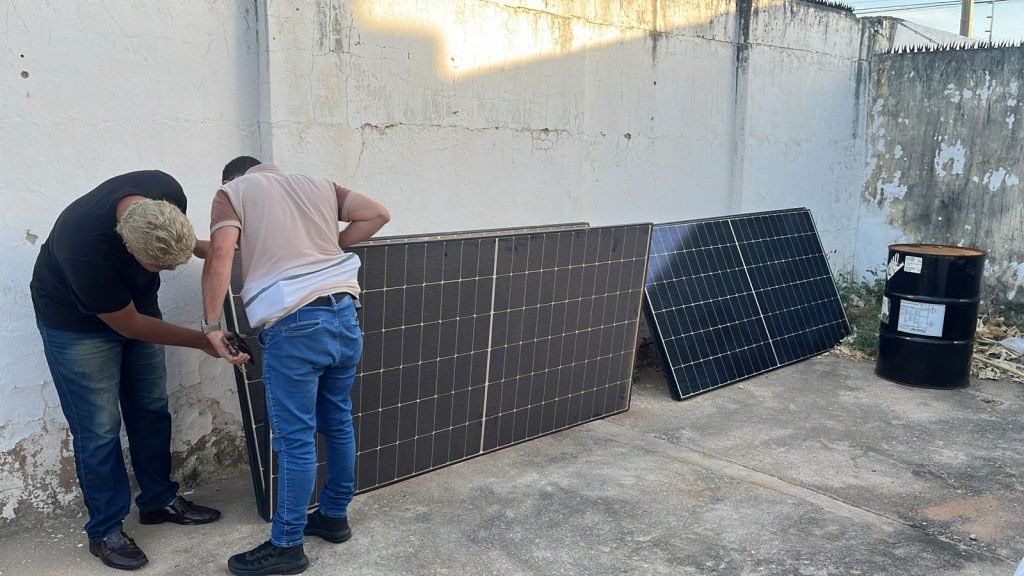  Quadrilha de energia solar é pega em Mossoró — R$ 100 mil em placas furtadas e empresas envolvidas