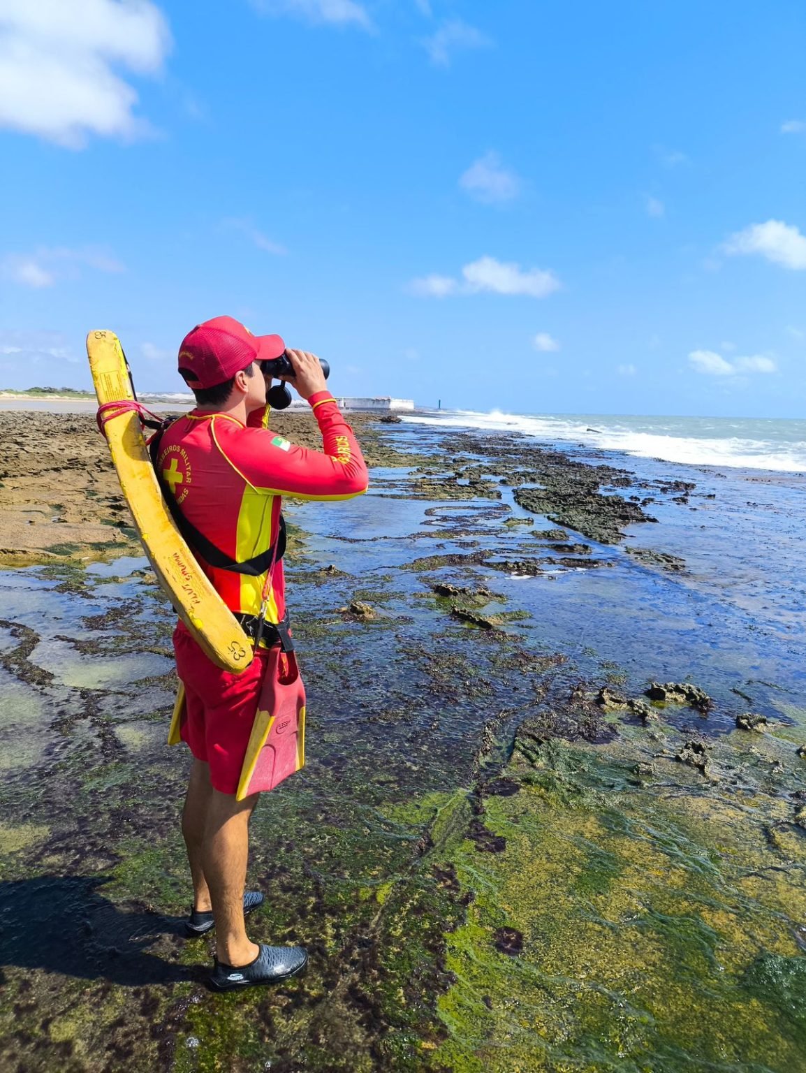 Bombeiros retomam buscas por marinheiro desaparecido na quinta-feira (8) na praia do Forte em Natal