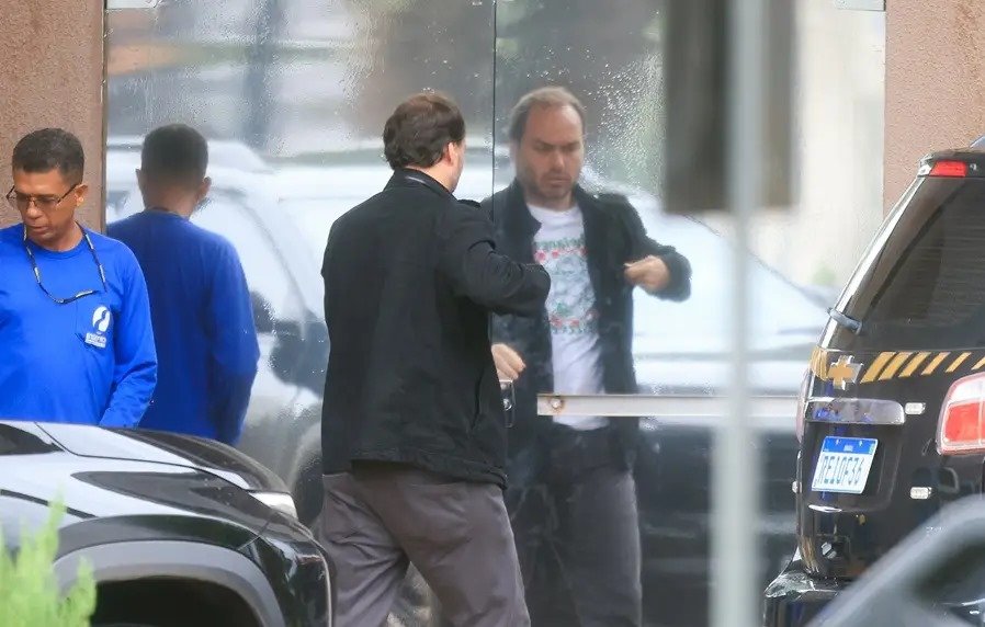 Carlos Bolsonaro diz que pai não deve antecipar decisão sobre 2026, apesar de pressão