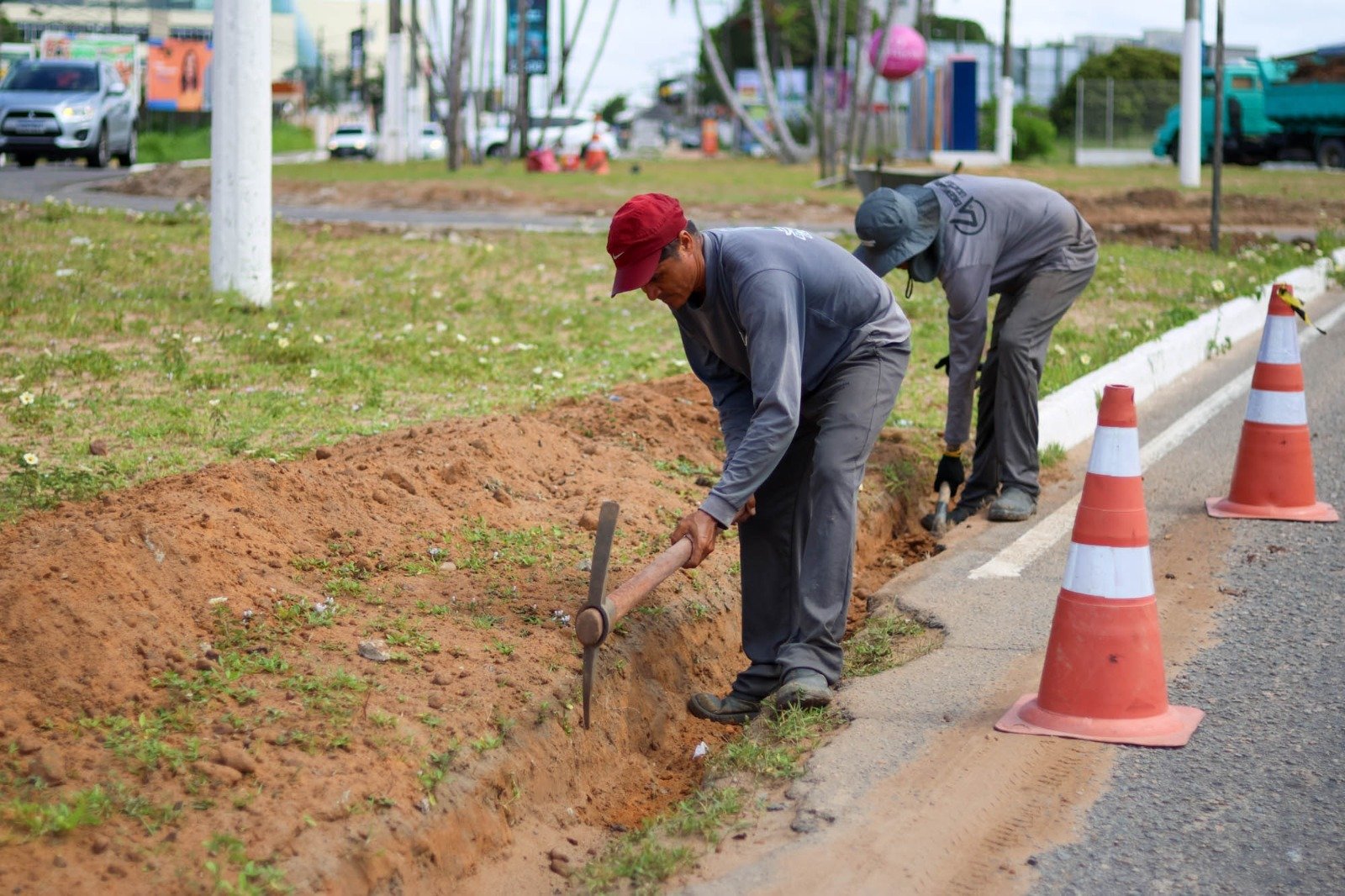 Prefeitura finaliza melhorias na rotatória de Cidade Verde