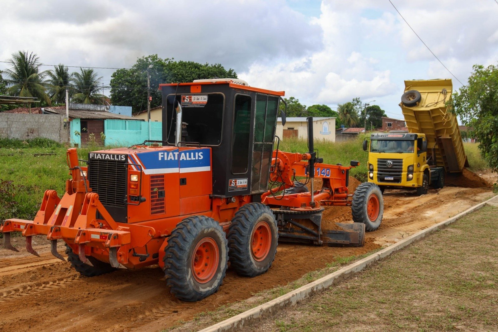 Prefeitura realiza manutenção e nivelamento na rua Luiz Antônio, no Parque Industrial