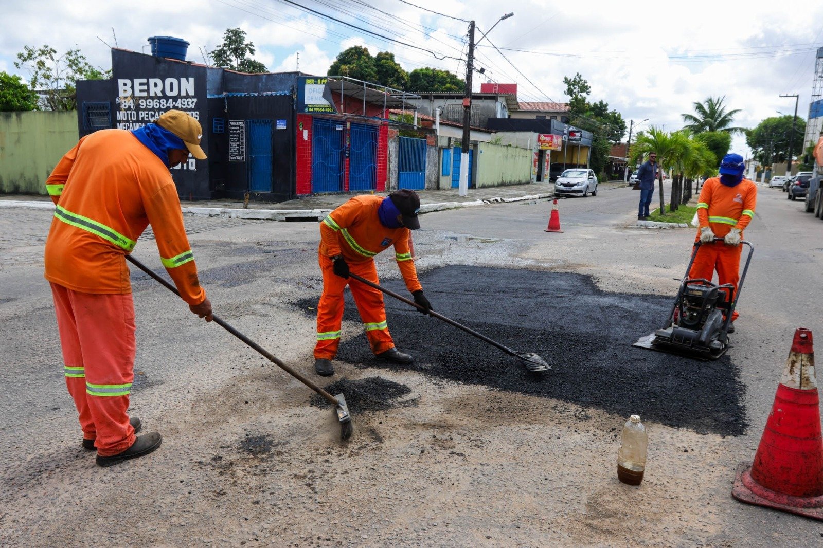 Prefeitura segue realizando manutenção asfáltica no município, agora em Parque Industrial