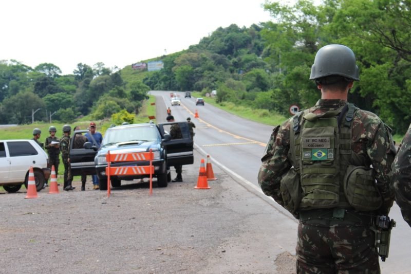 Governo corta R$ 4,3 bilhões e Exército suspende ações contra o crime organizado na fronteira