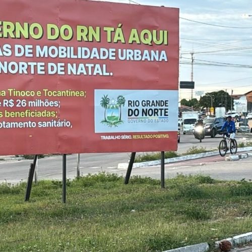 Placa de publicidade do governo atrapalha visibilidade e gera reclamações de motoristas